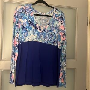 🦩Lilly Pulitzer Finn v neck. Check out my other Lilly Pulitzer items 🦩